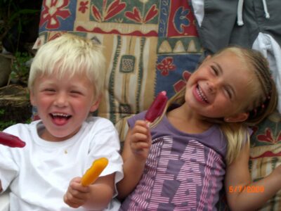 Lachen en genieten van een ijsje in de zomer